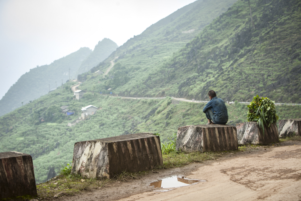 Reportage photo-Ha Giang Loop- Ouvrier agricole prend sa pause pour admirer le paysage