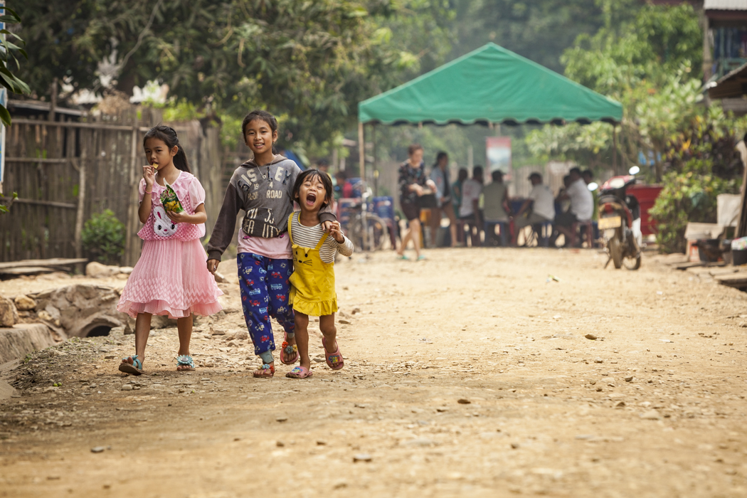 Photographie de voyage Trois enfants se baladent dans le village de Nong Khiaw dans le nord du Laos