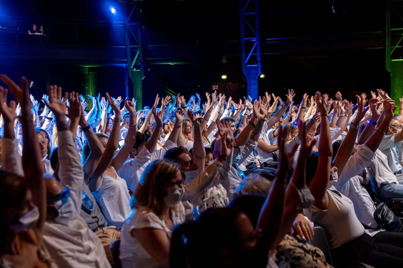 Public-aux-mains-levees-Celebration-60-Matmut-Marseille-Docks-des-Suds.web-EN