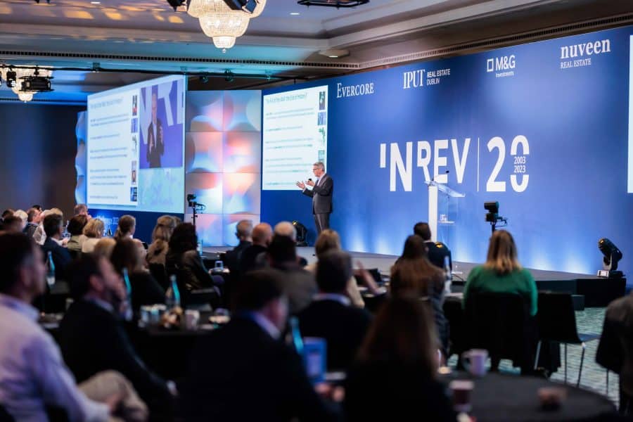 conferencier_sur_scene FR