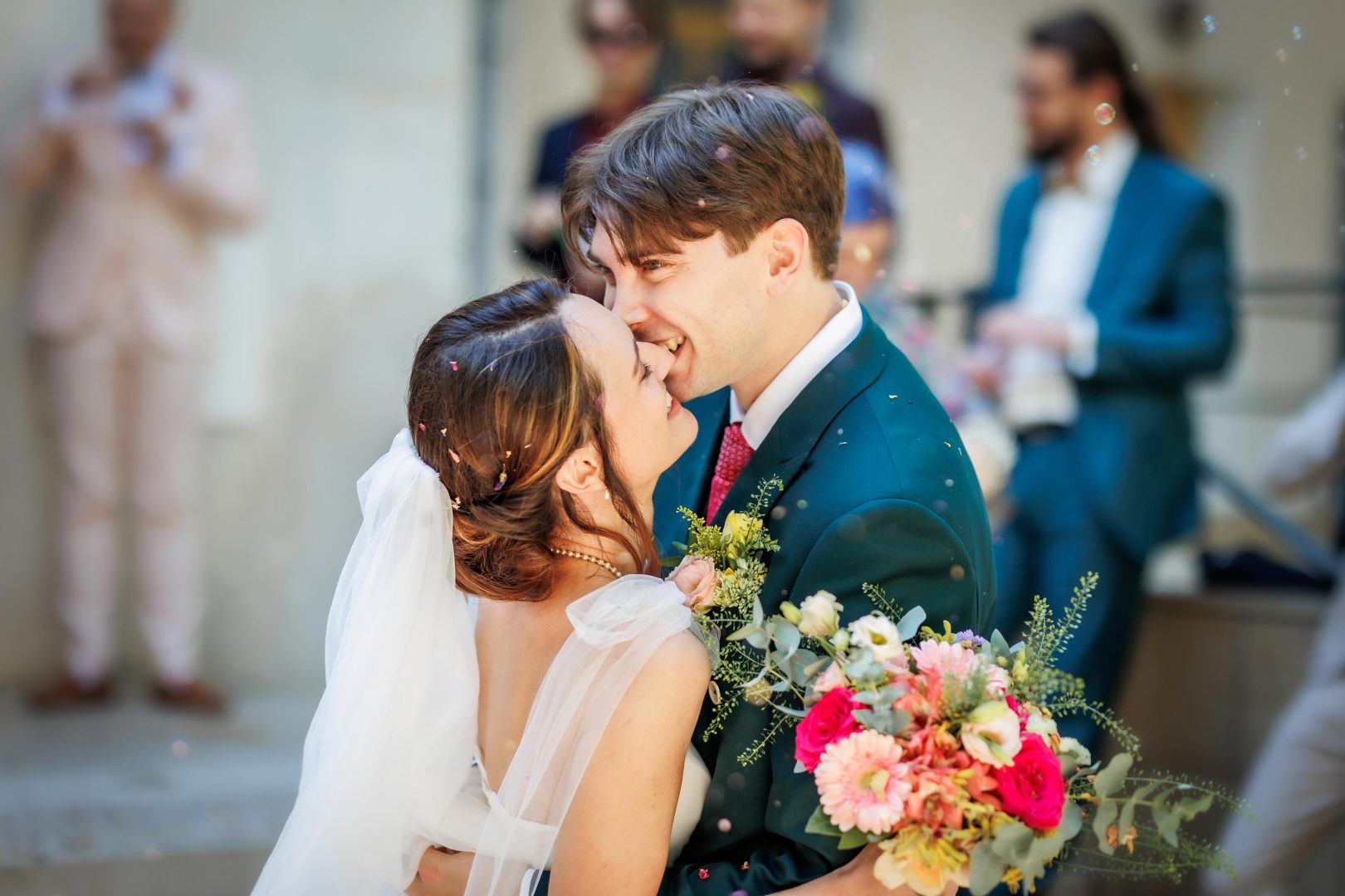 Mariage-Claire-et-Yann-sortie-de-la-mairie FR