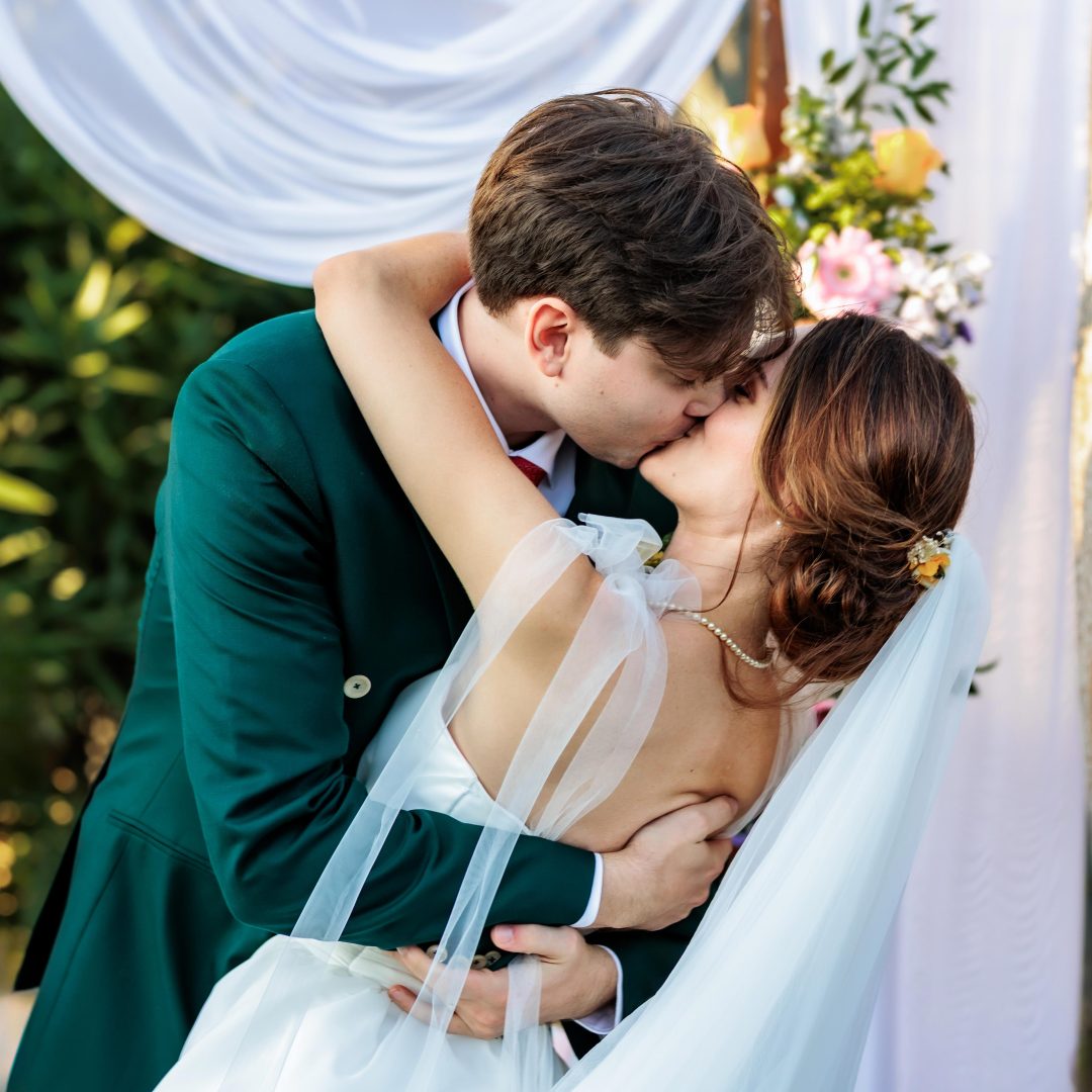 Mariage-Claire-et-Yann-les-baiser-FR