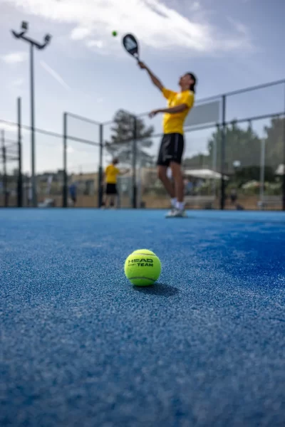 joueur-padel-competition-sportive