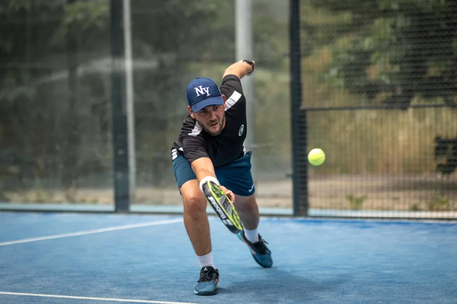 padel-mairie-11&12-marseille-joueur-en-action