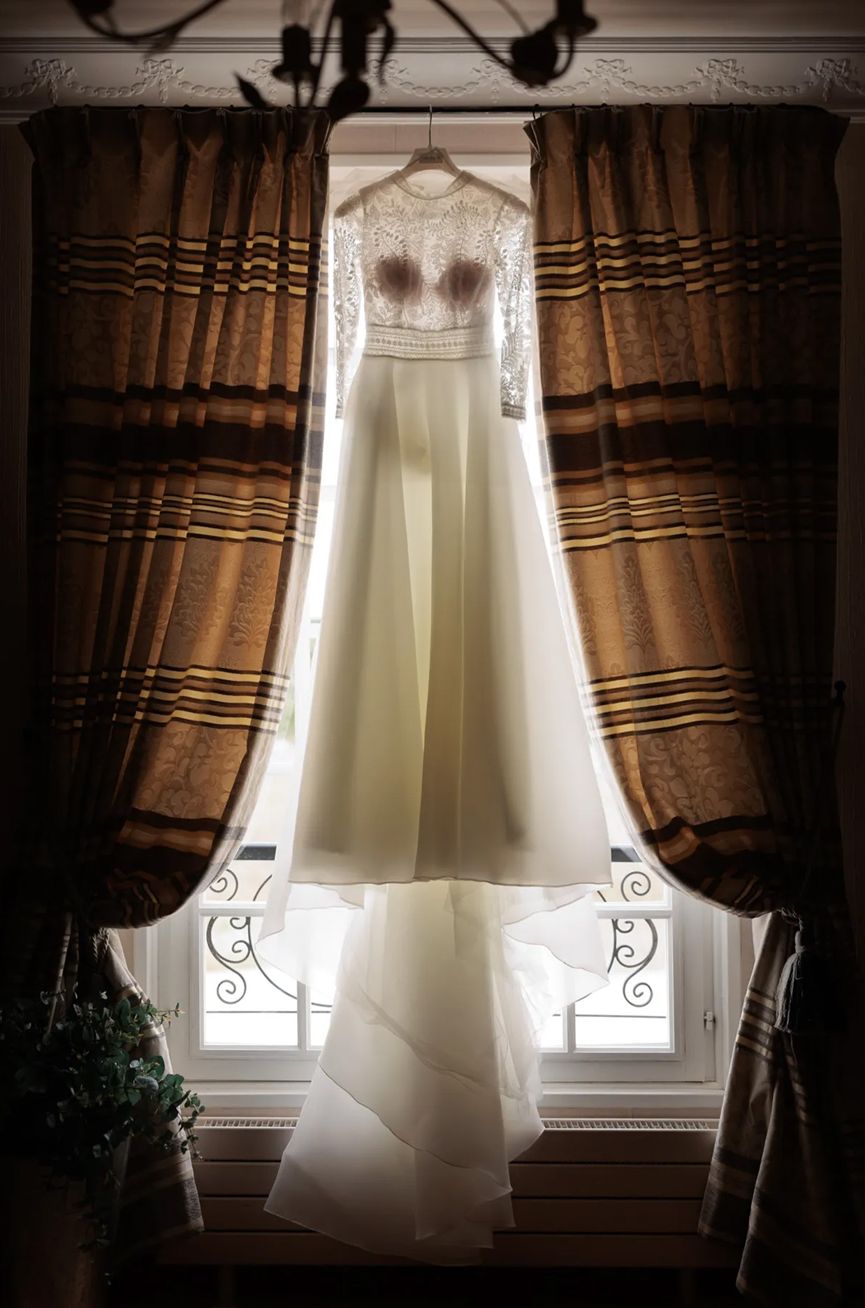 Robe de mariée en contre-jour. Séance photo, préparatifs de mariage. Mariage en Provence, Marseille. © Massimo Municchi Photographe